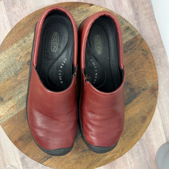 Keen Women’s Slip-On Leather Clogs in Burgundy - Size:9.5 - Picture 4 of 7